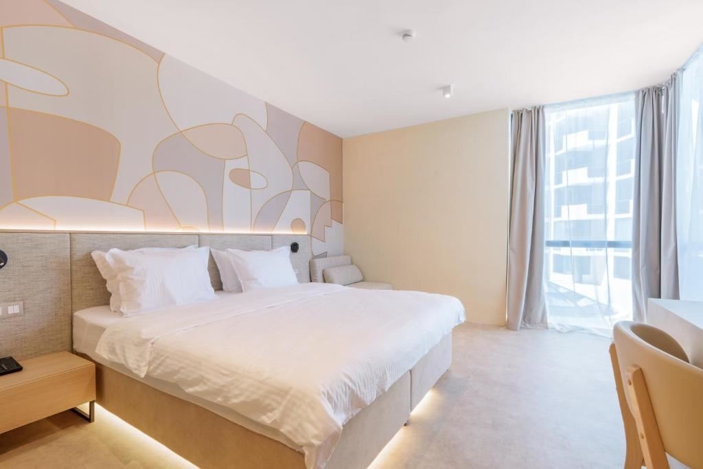 rooms-2-connectingrooms-familyroom-park-view-balcony-or-terrace