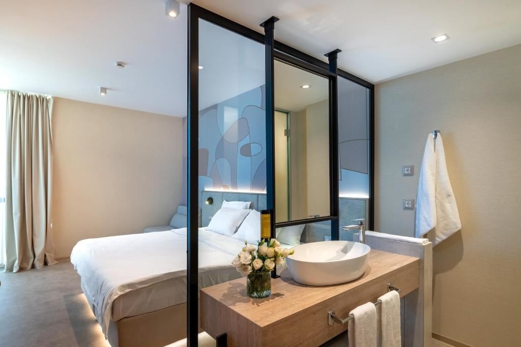 rooms-singleuse-standard-room-seaview-balcony-or-terrace