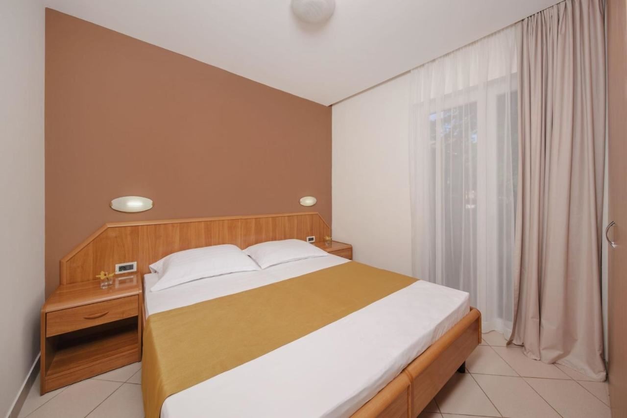 rooms-1-bedroom-classic-apartment-balcony