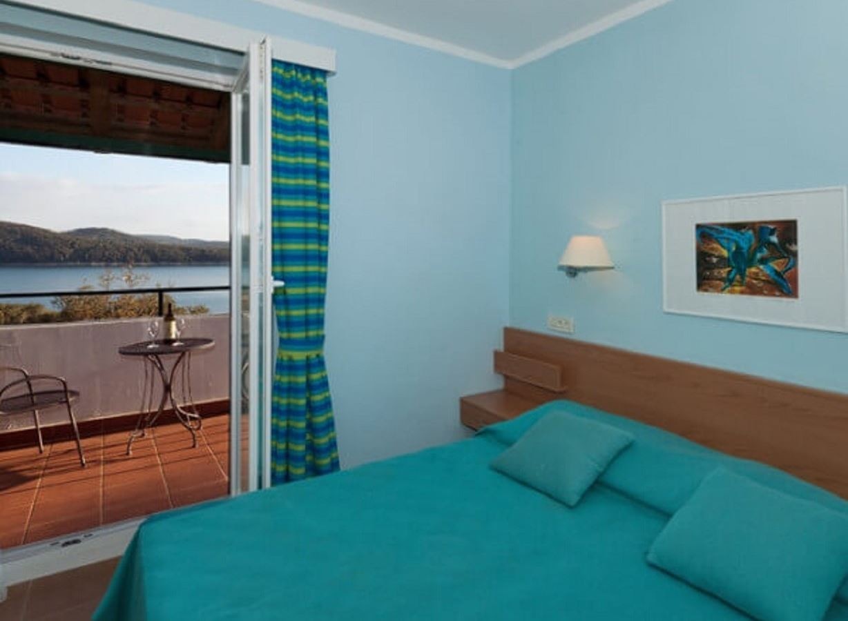 rooms-2-bedroom-apartment-balcony-or-terrace