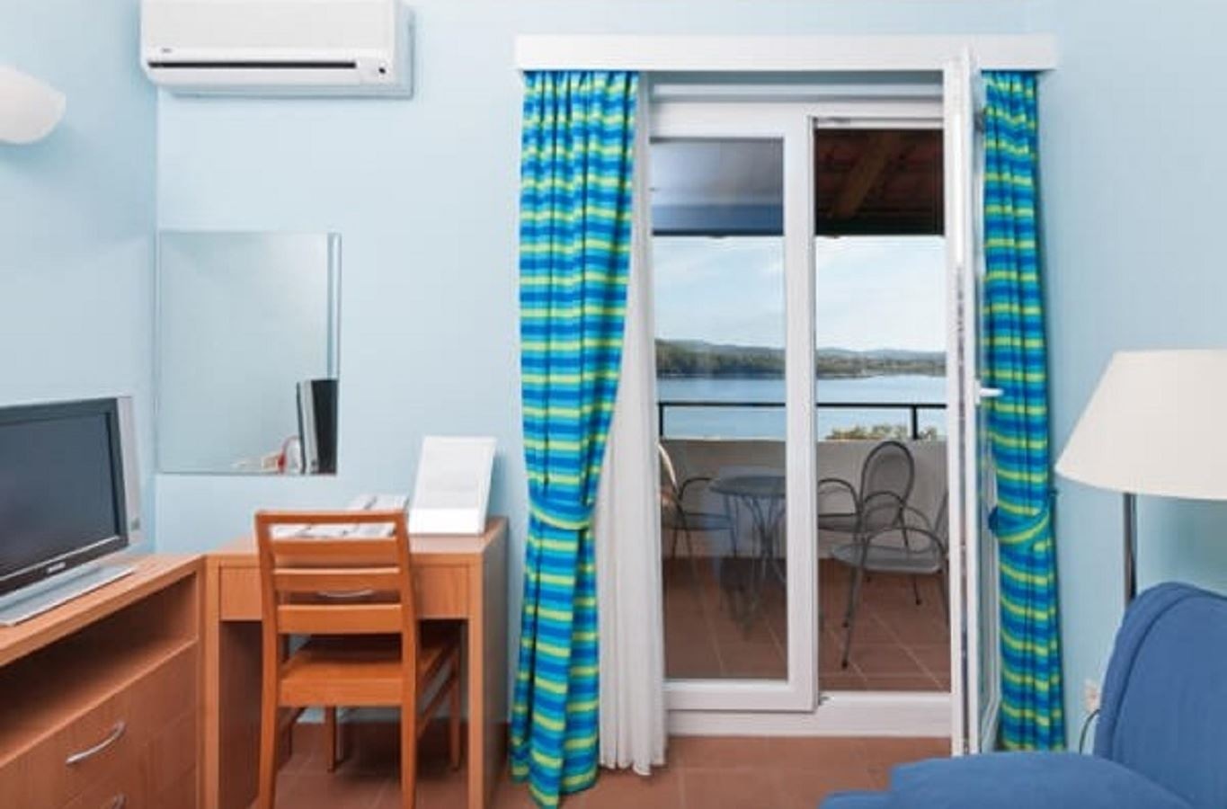 rooms-2-bedroom-apartment-balcony-or-terrace