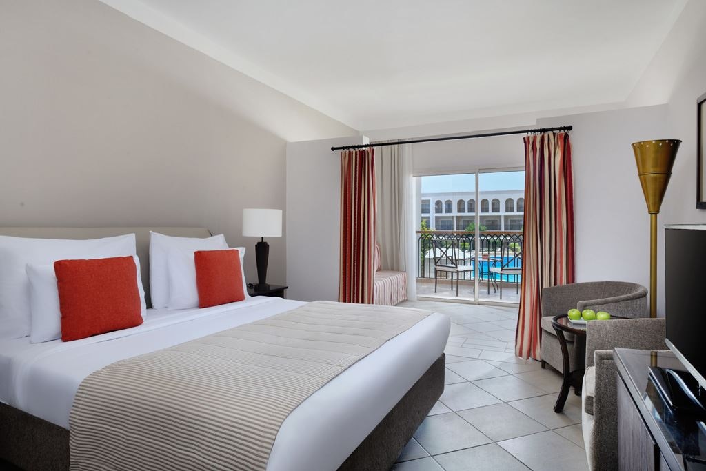 rooms-family-pool-view