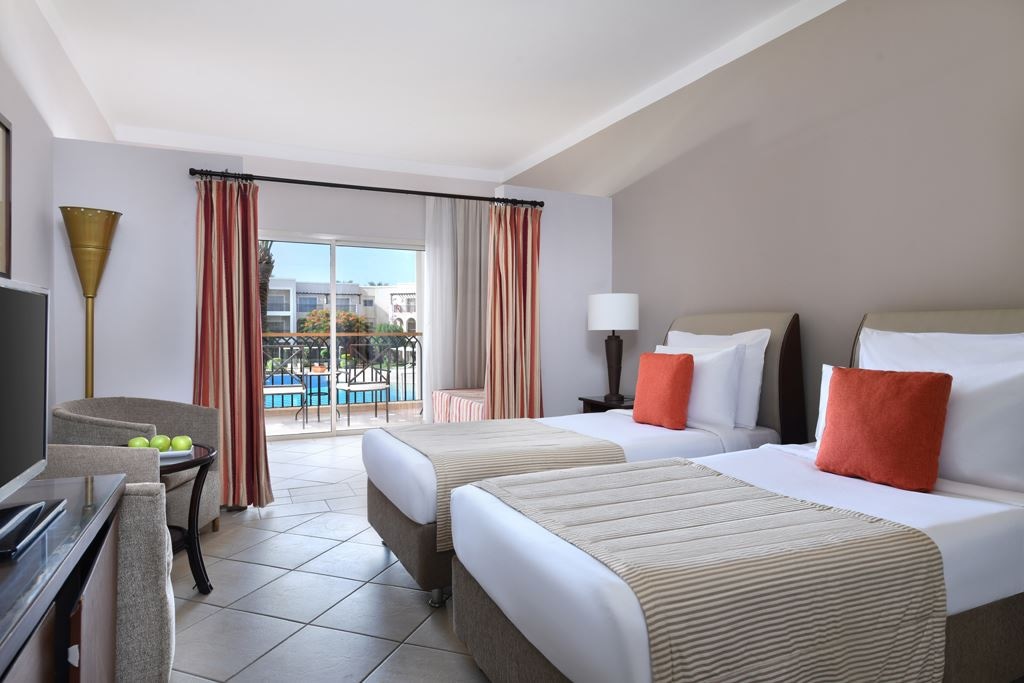 rooms-family-pool-view