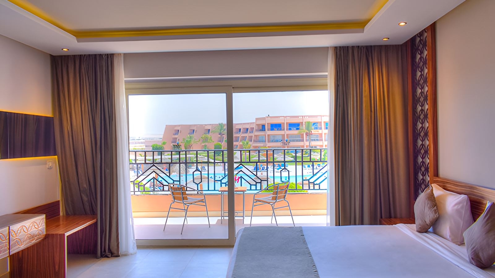 rooms-superior-family-pool-view