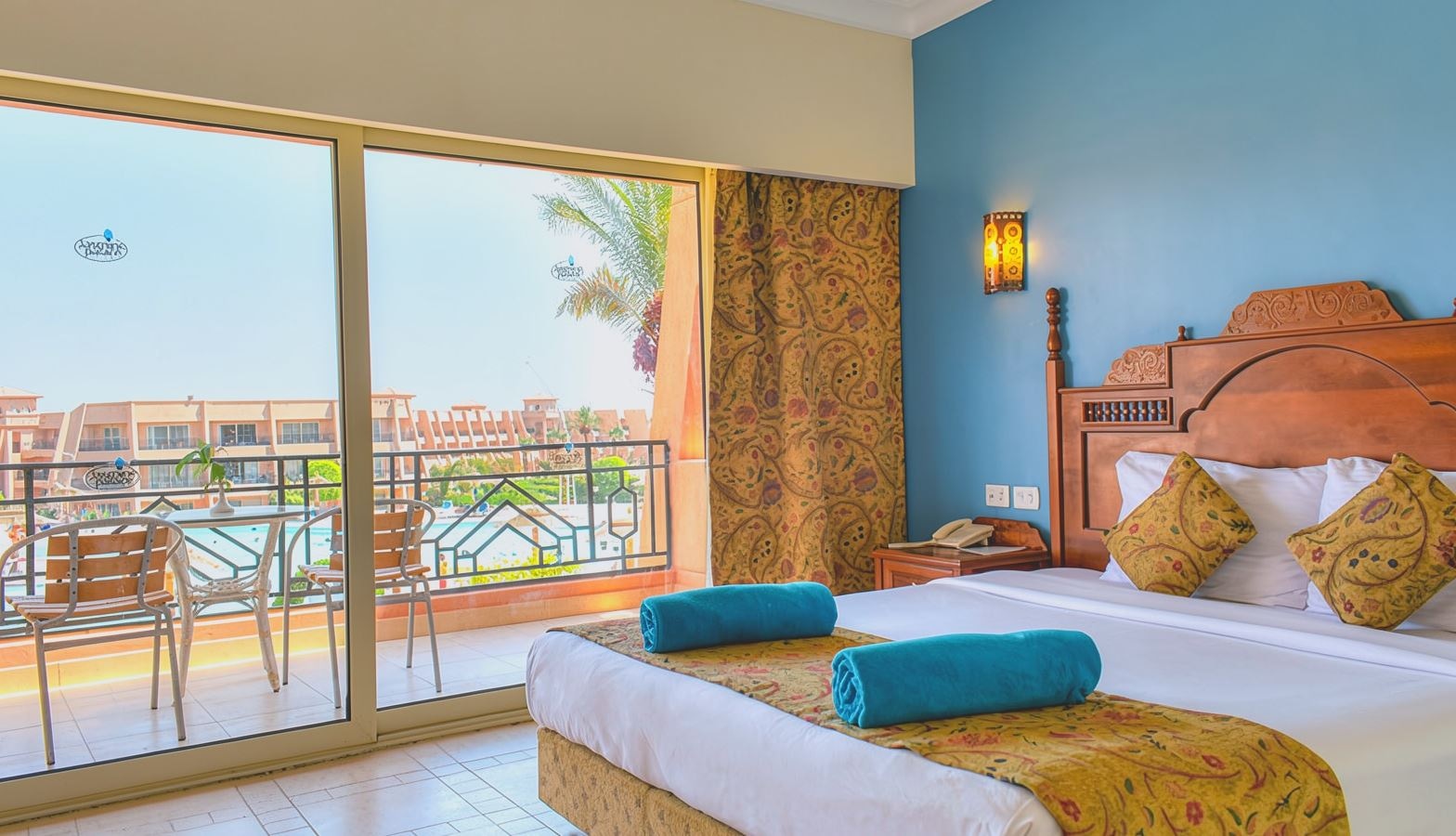 rooms-family-room-pool-view