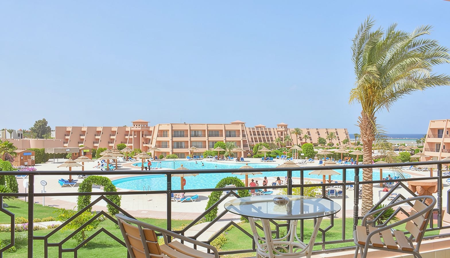 rooms-family-room-pool-view