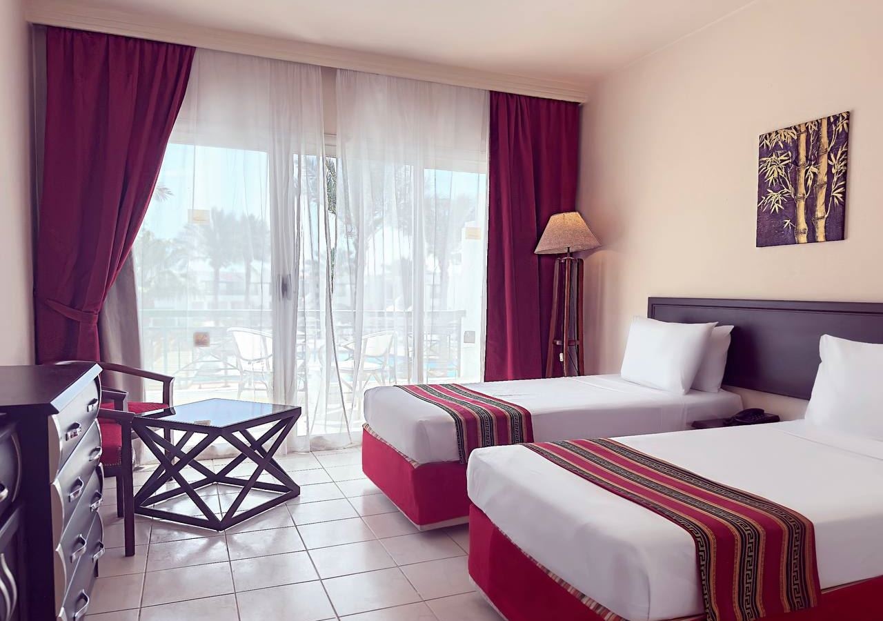 rooms-standard-room-pool-view