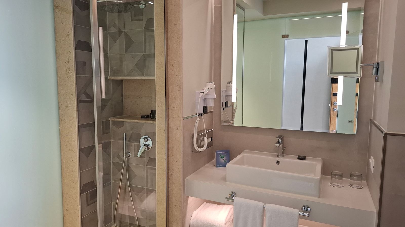 rooms-deluxe-pool