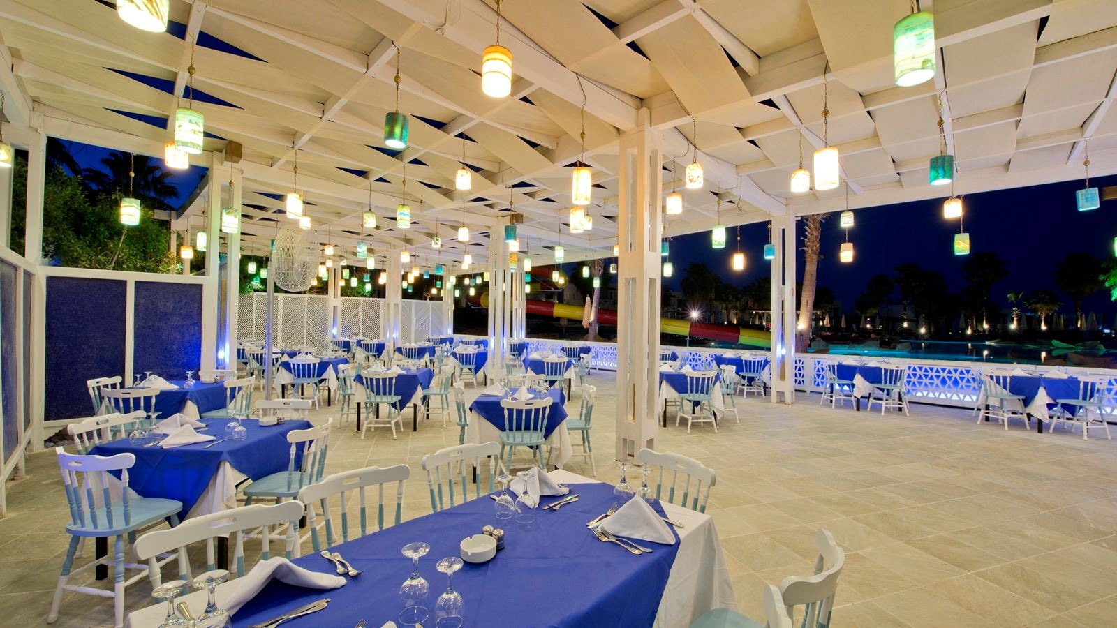 restaurants-relax-pool-bar