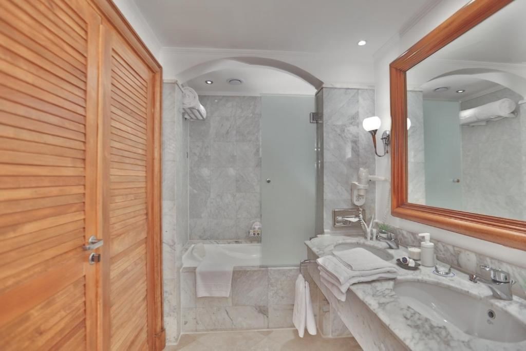 rooms-savoy-room