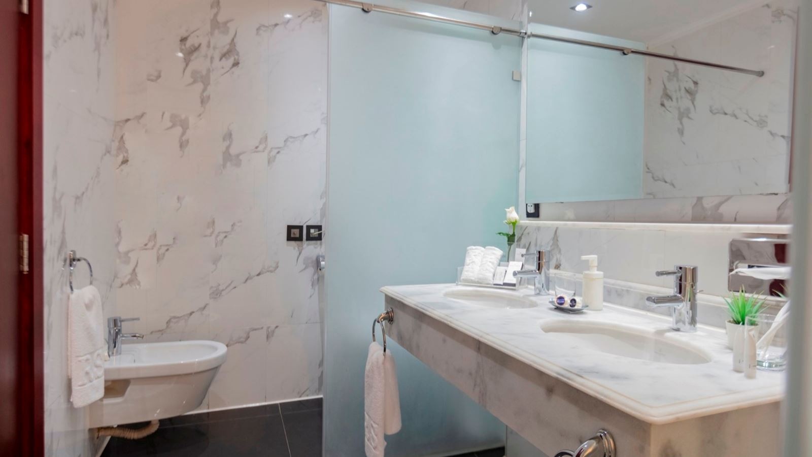 rooms-savoy-room