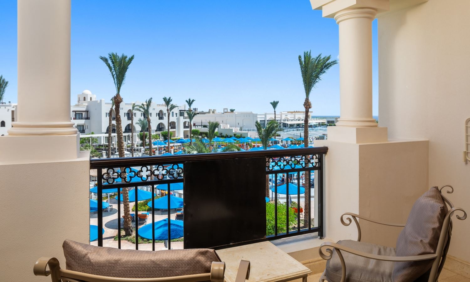 rooms-family-interleading-room-pool-view