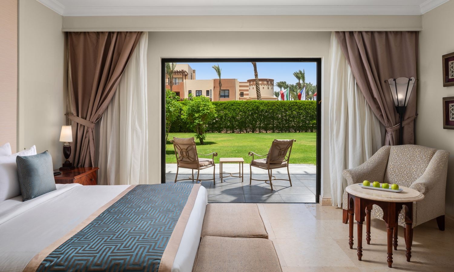 rooms-family-interleading-room-garden-view