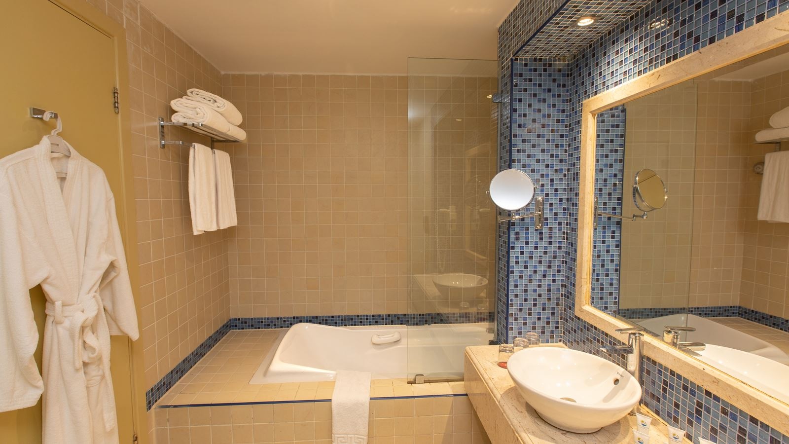 rooms-superior-room
