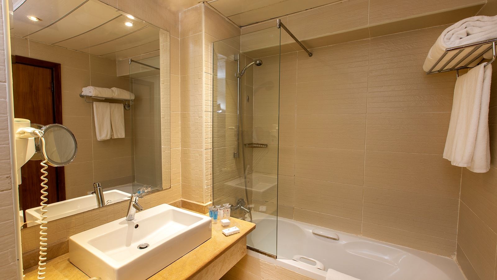 rooms-standard-room-gardenpool-view