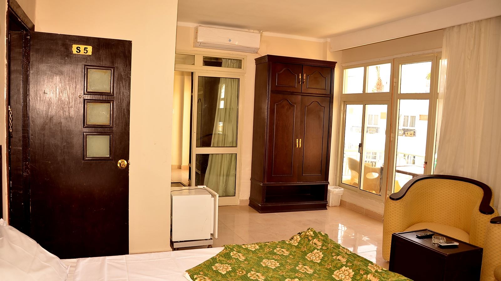 rooms-family-room