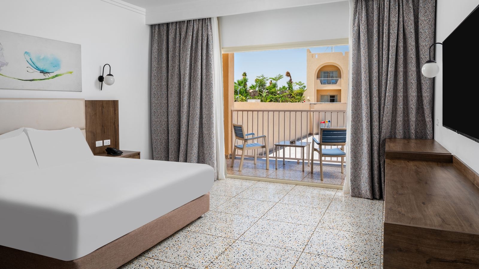 rooms-family-deluxe-pool-view-room