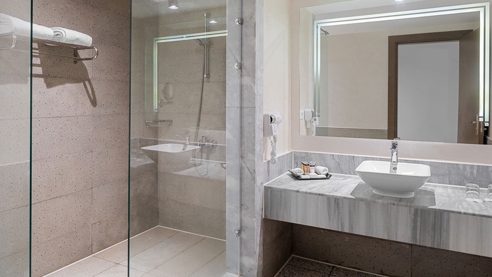 rooms-family-deluxe-pool-view-room