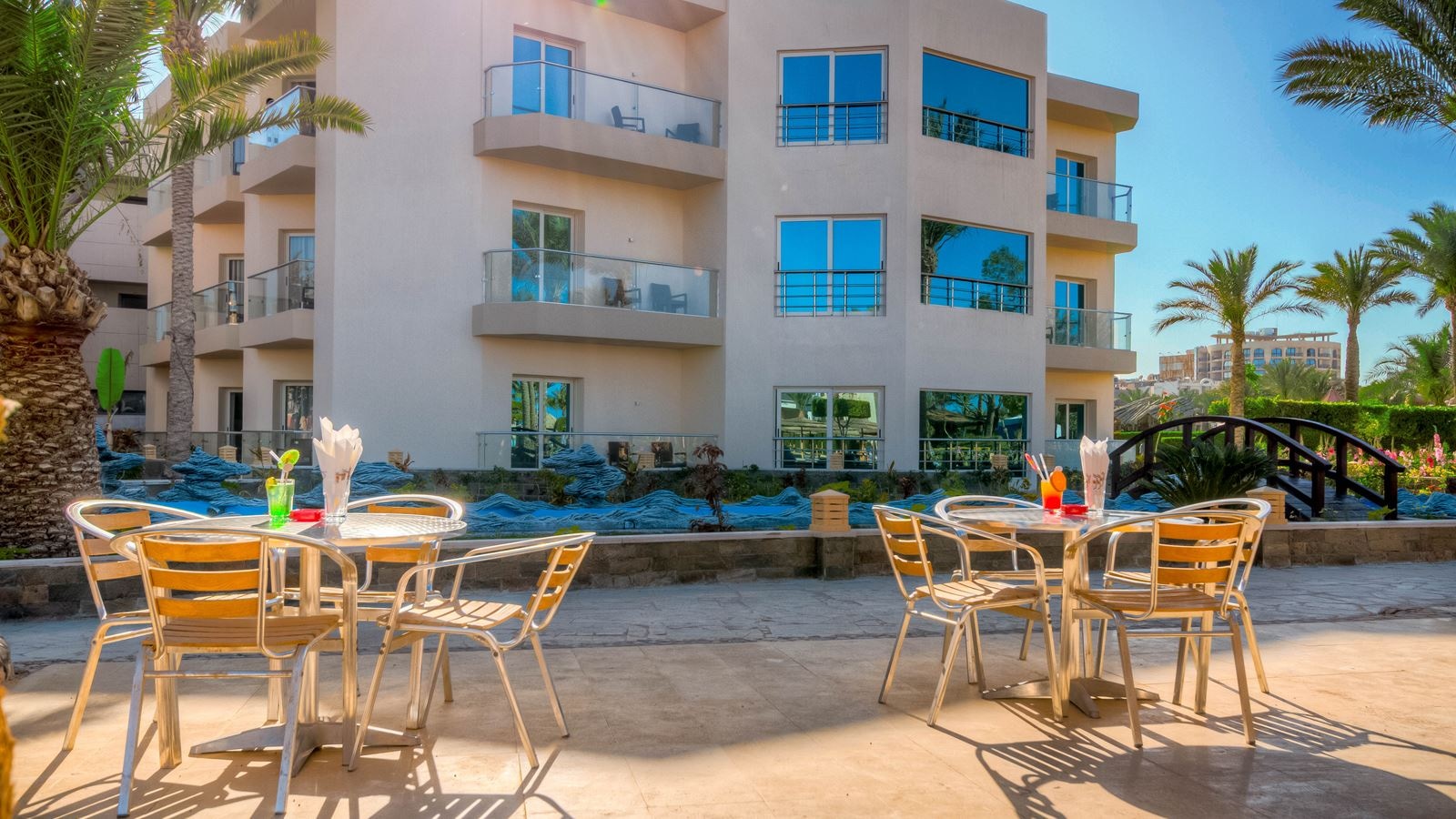 restaurants-dolphin-beach-bar