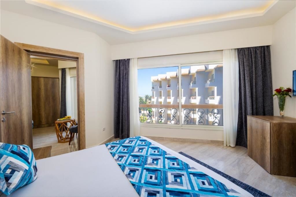 rooms-deluxe-family-room