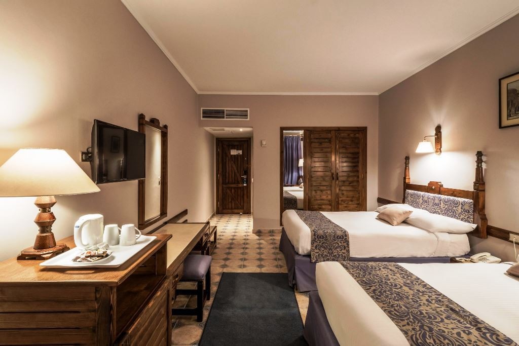 rooms-premium-room-pool--seaview