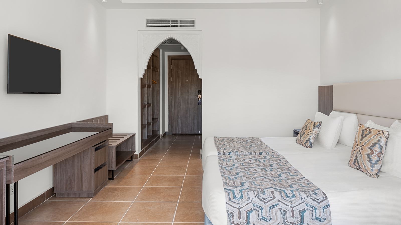 rooms-room-standard-pool-view