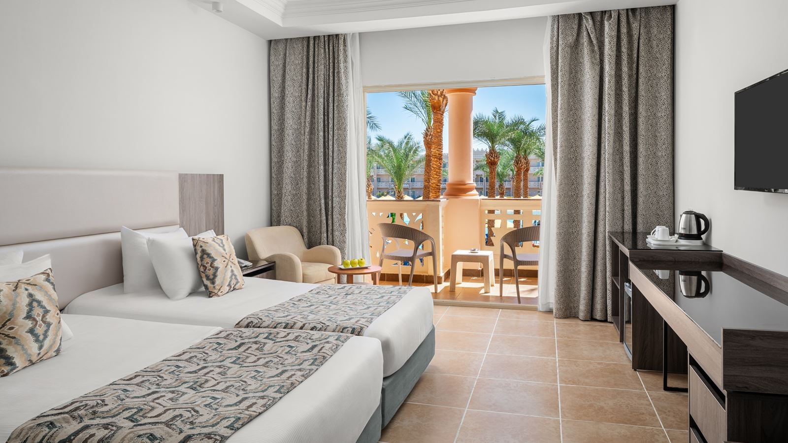 rooms-room-standard-pool-view