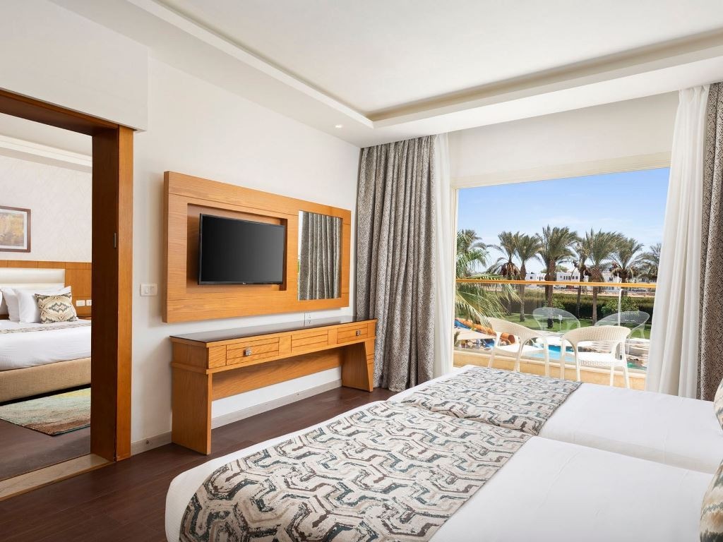 rooms-family-2-bedroom-gardenpool-view