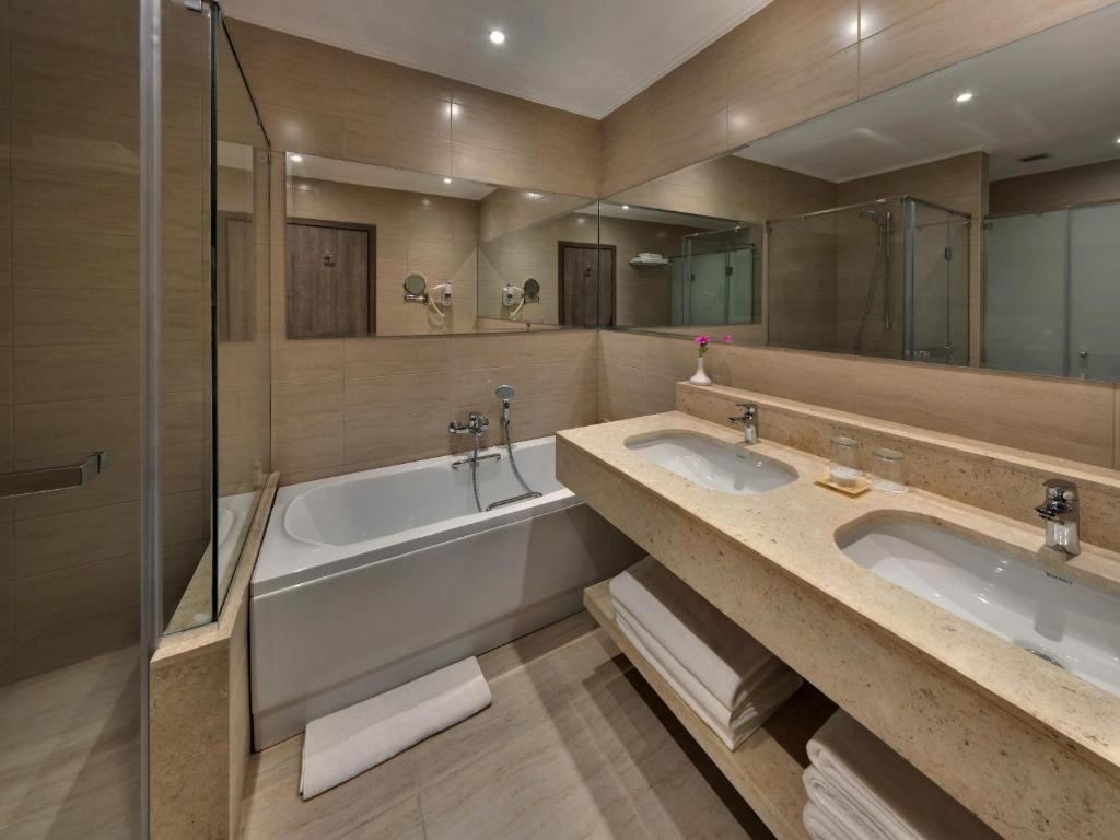 rooms-family-deluxe-side-sea-view