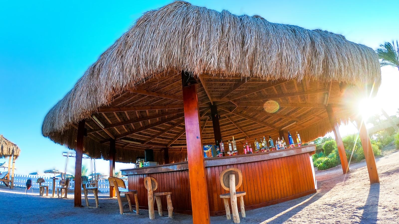 restaurants-royal-beach-bar