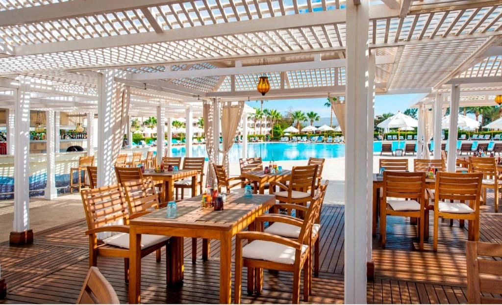bars-oasis-pool-bar