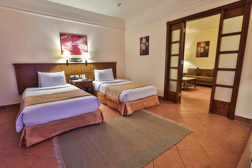 rooms-room-family--room-family-poolview