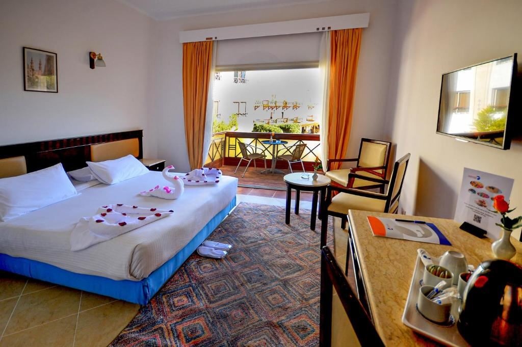 rooms-standard-room--standard-poolview