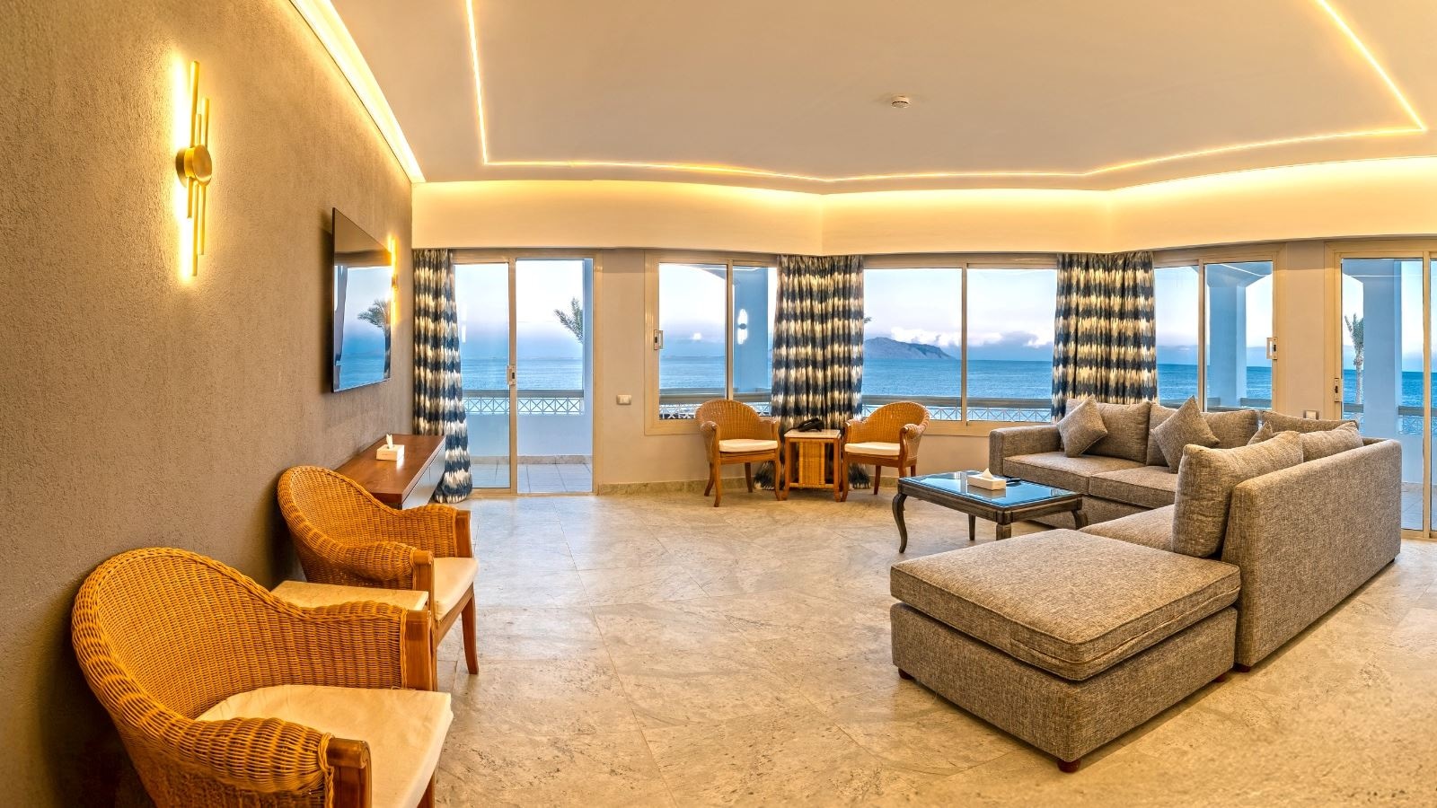 rooms-royal-suite-sea-front