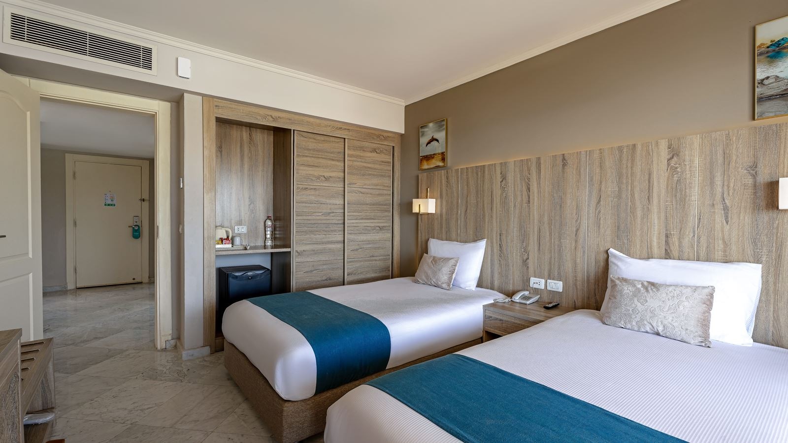 rooms-coral-child-friendly-room-land-view