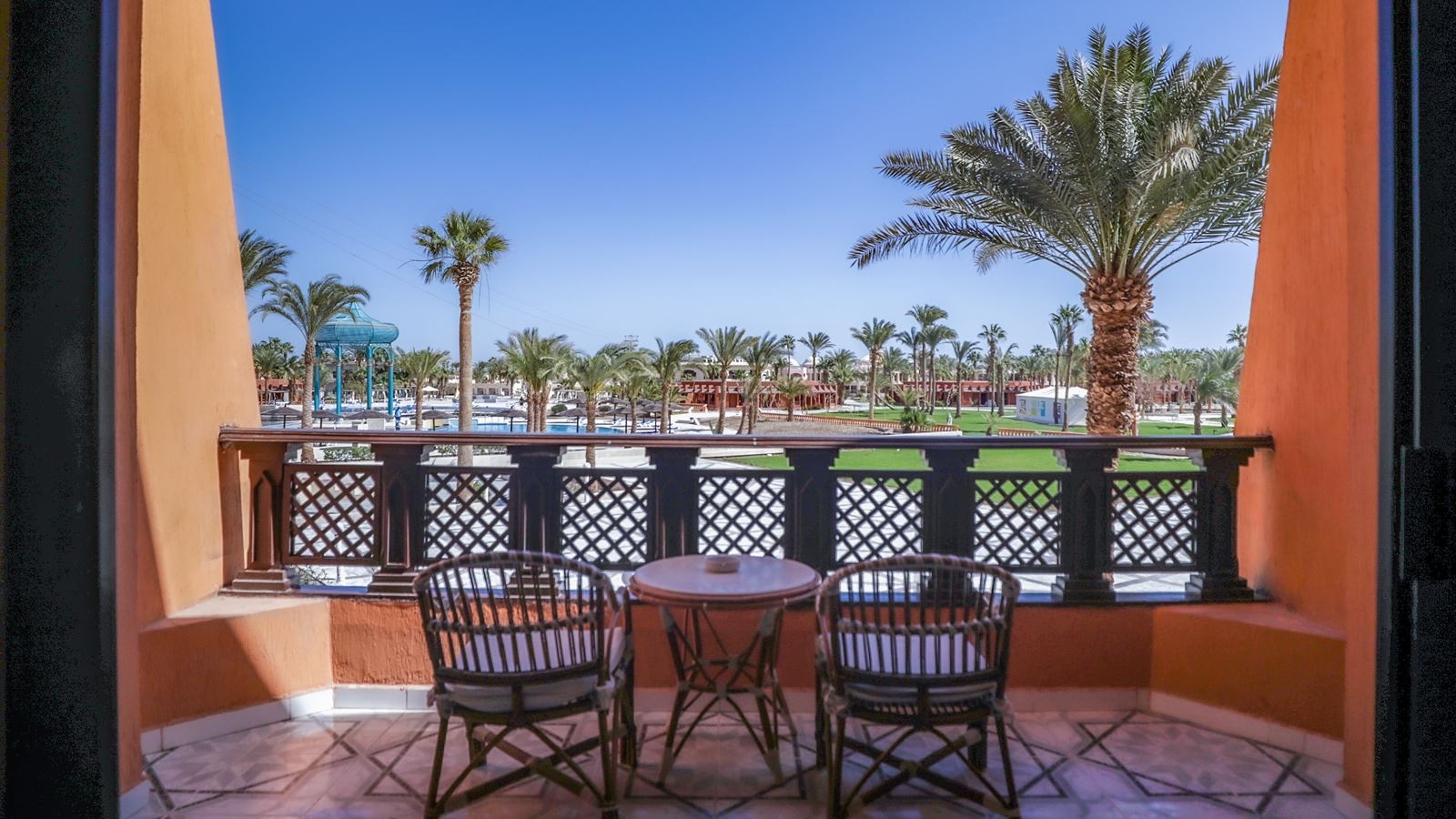 rooms-deluxe-pool-view
