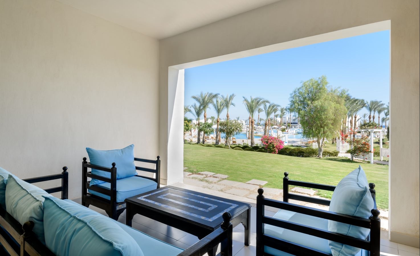 rooms-standard-room-pool-view