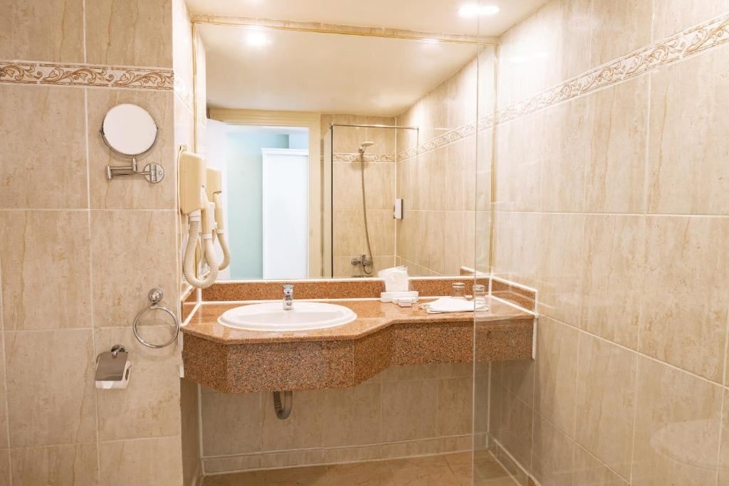 rooms-deluxe-room-garden--pool-view-refreshed-rooms