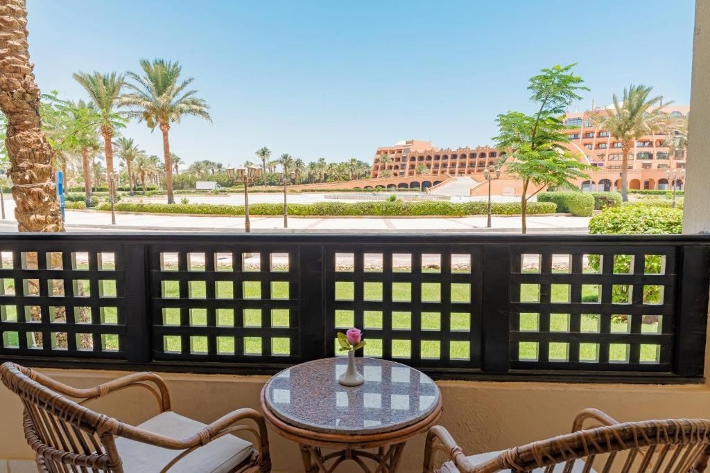 rooms-deluxe-room-garden--pool-view-refreshed-rooms