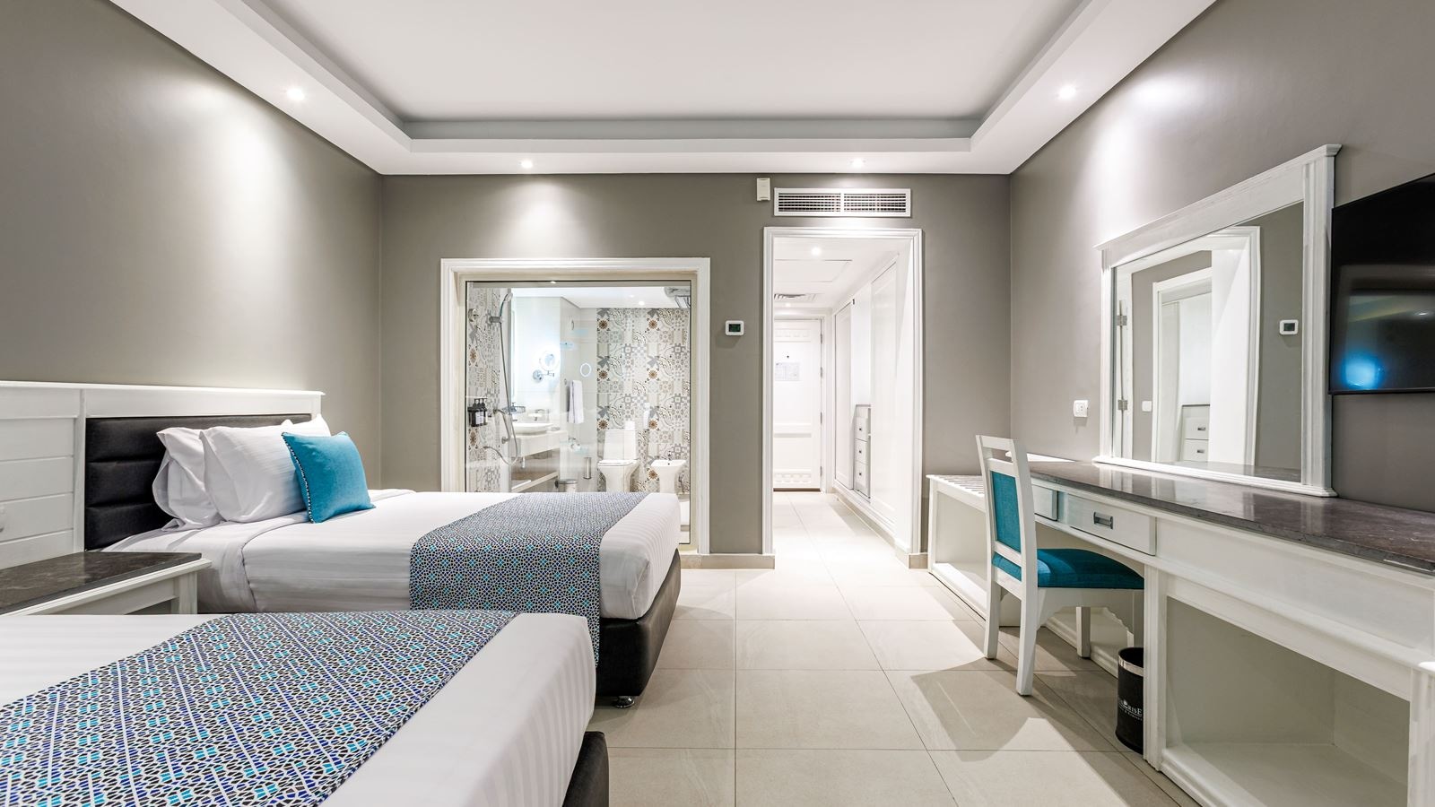 rooms-deluxe-room-pool-partial-sea-view