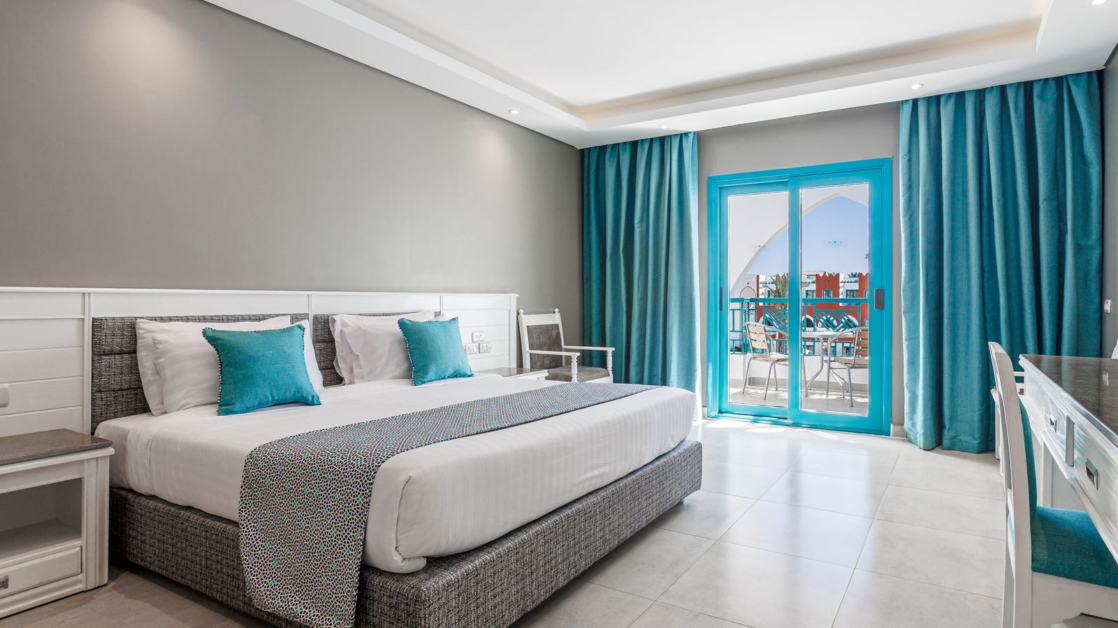 rooms-deluxe-room-pool-partial-sea-view