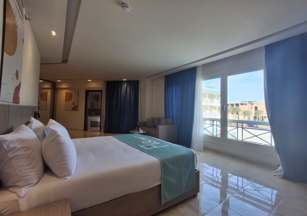 rooms-family-suit-pool-view