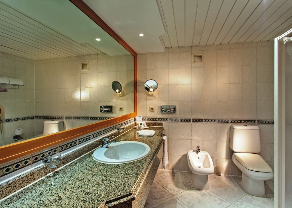 rooms-superior-room-pool--sea-view