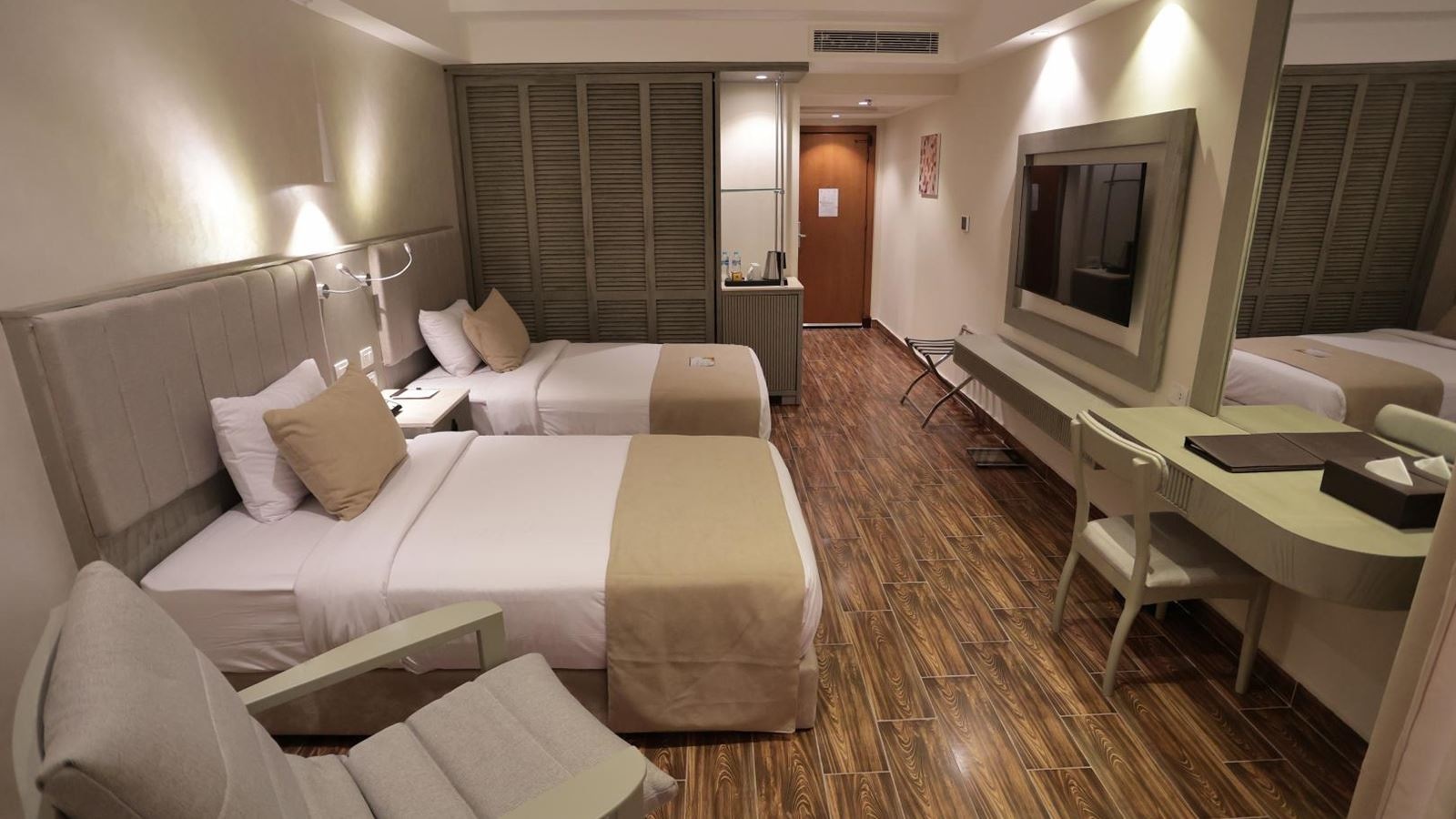 rooms-family-room-seapool-view