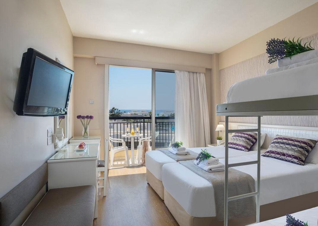 rooms-familyroom-balcony