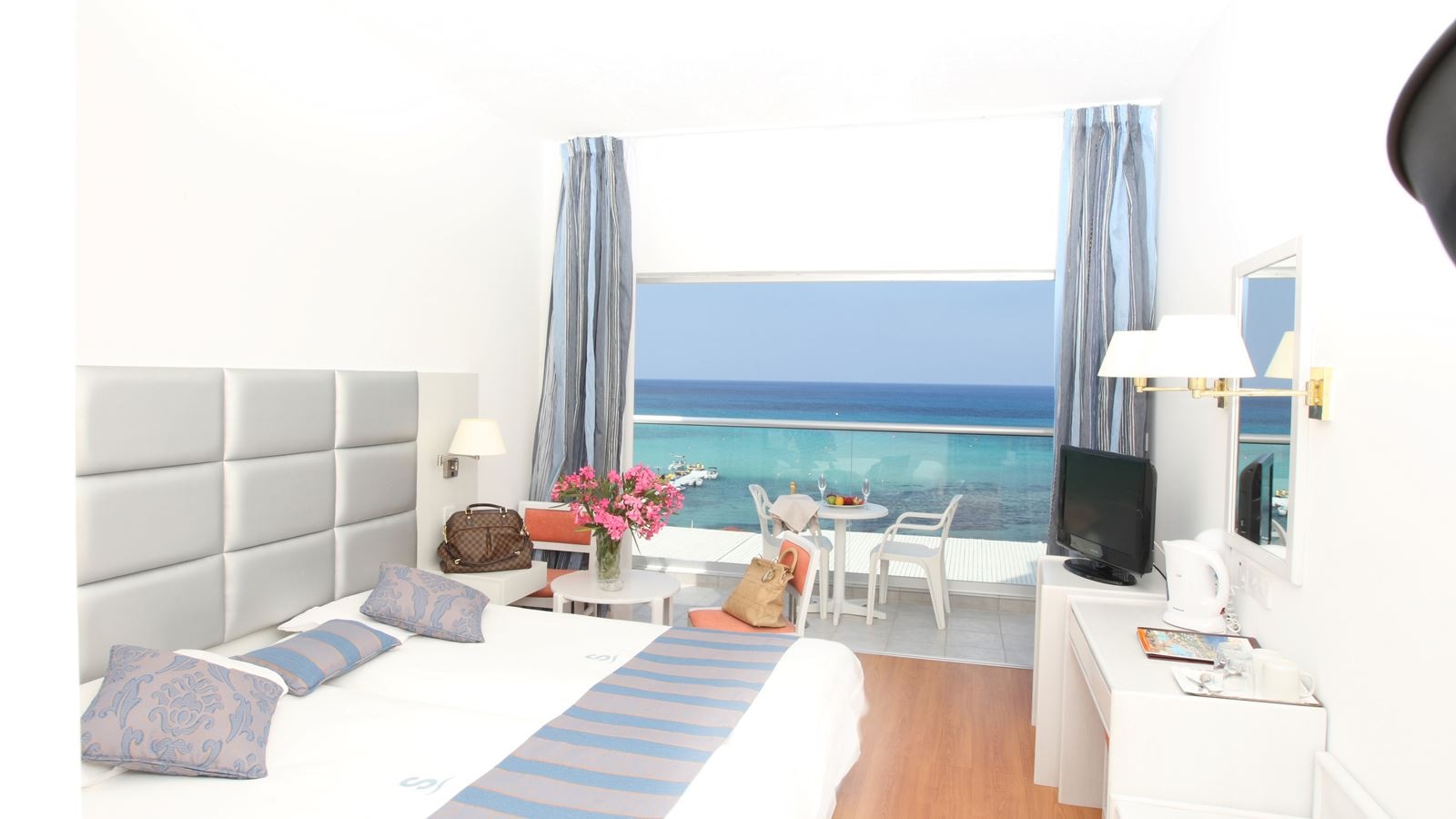 rooms-single-use-standard-room--lateral-seaview-balcony