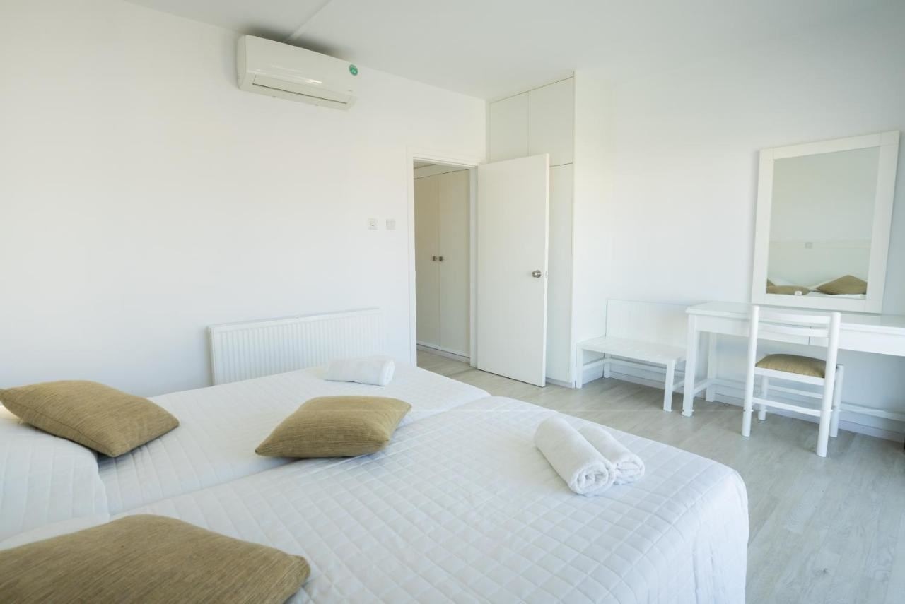 rooms-one-bedroom-apartmentbalcony