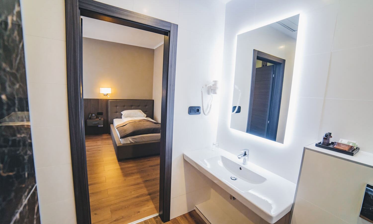 rooms-iris-classic-single