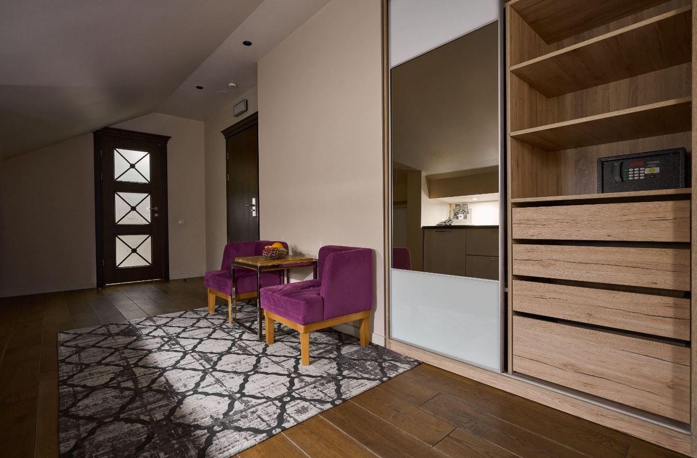 rooms-тримісний-економ-в-мансарді-burshtyn