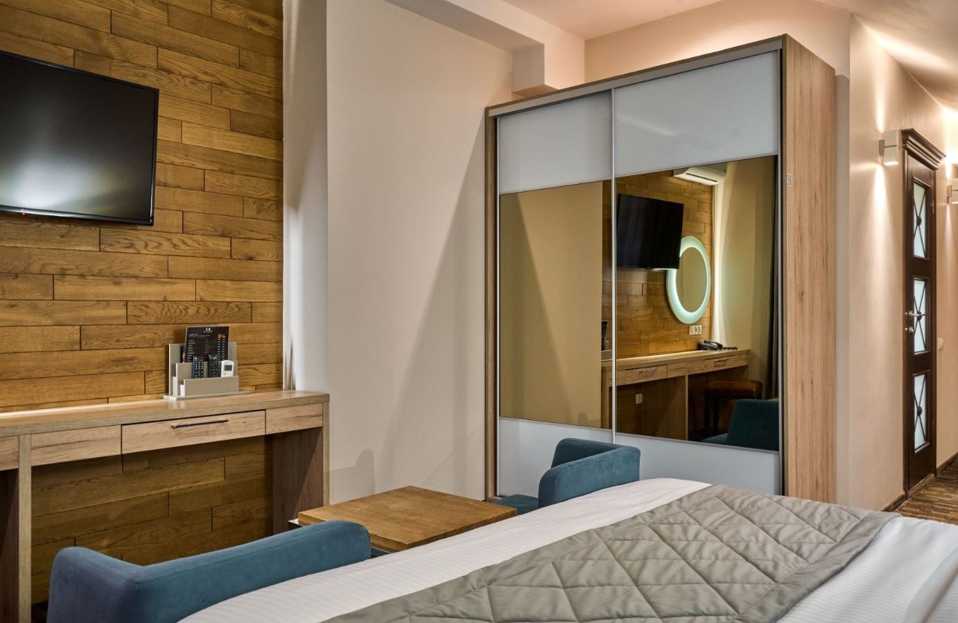 rooms-стандарт-в-мансарді-burshtyn